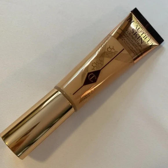 Charlotte Tilbury Make Up Beautiful Skin Foundation in 4 Warm - Picture 6 of 9